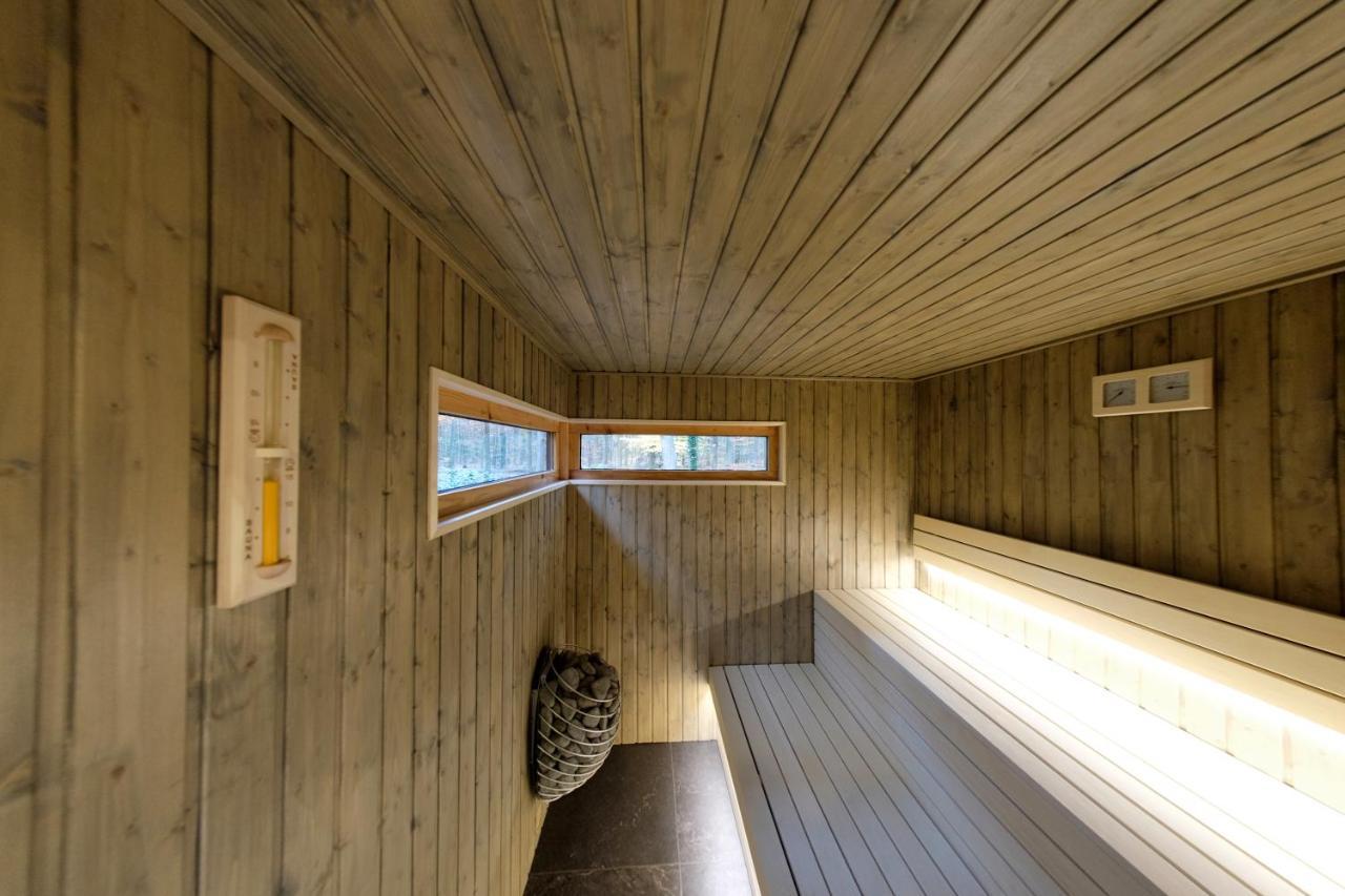 Lodge In Een Bosrijke Omgeving Met Hottub & Sauna Opt Rheezerveen Bagian luar foto