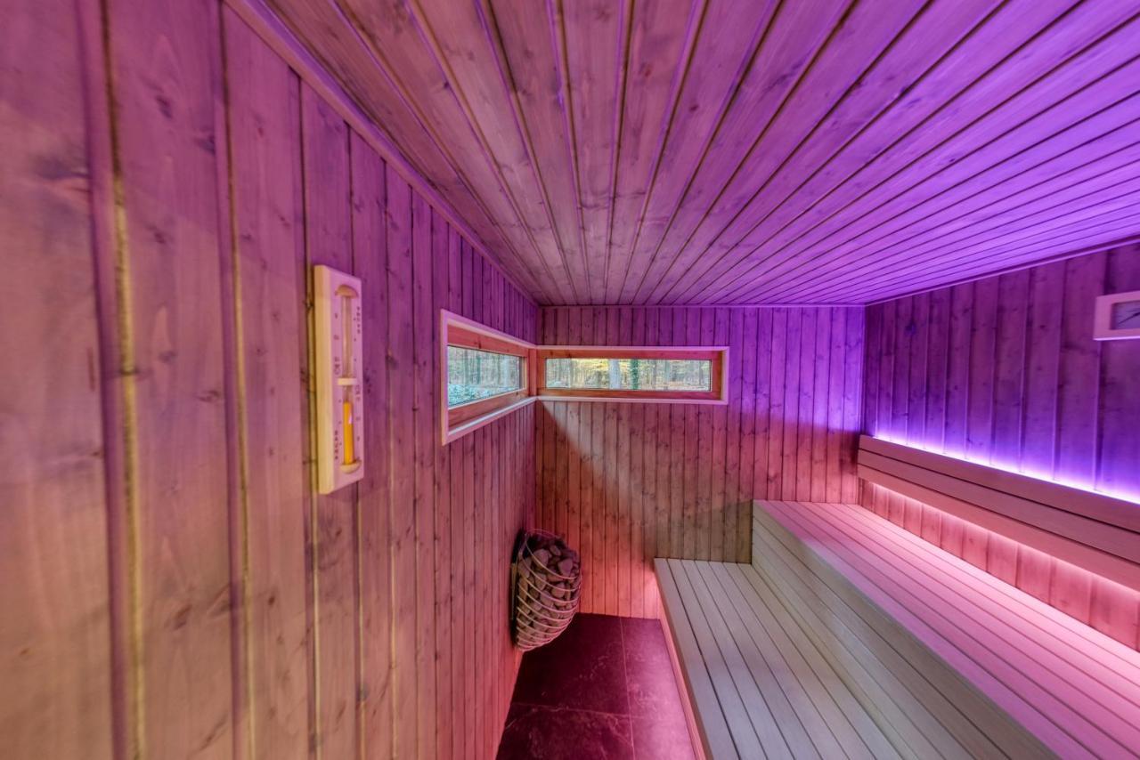 Lodge In Een Bosrijke Omgeving Met Hottub & Sauna Opt Rheezerveen Bagian luar foto